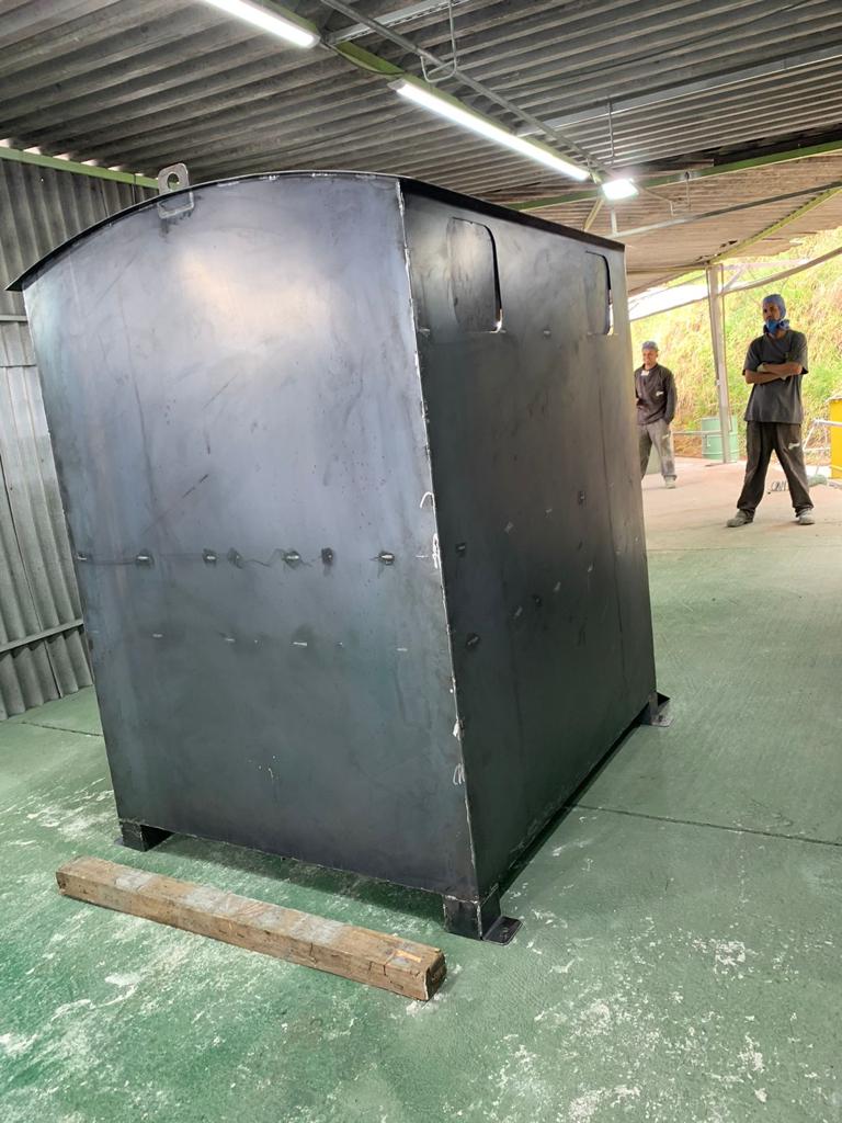 Equipamento antes do processo de fabricação visto por trás
